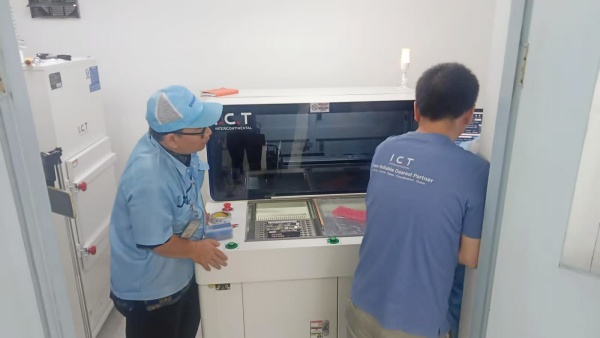 I.C.TインドネシアのEMSへのルーターマシンの技術サポート。