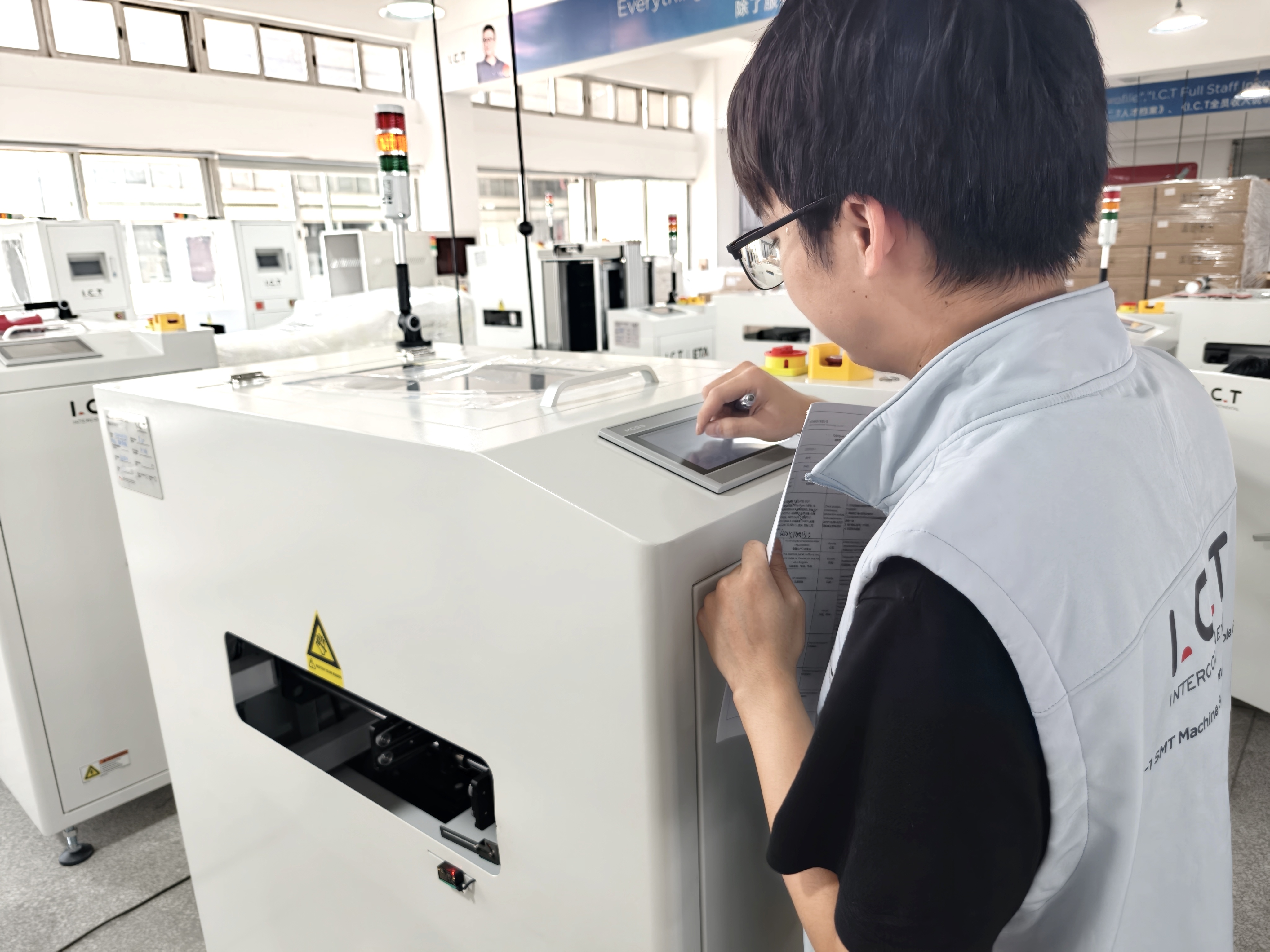 I.C.T エンジニアがコーティングフリッパーマシンの出荷前検査を完了 (2).jpg